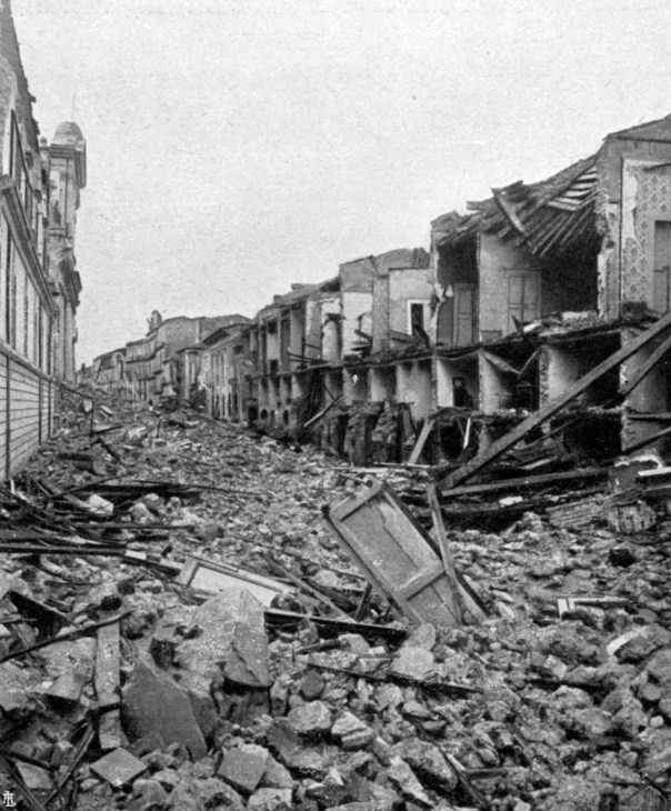 Messina: piazza del Duomo ingombra di macerie.