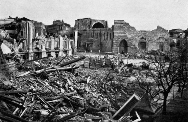 Messina: piazza del Duomo ingombra di macerie.